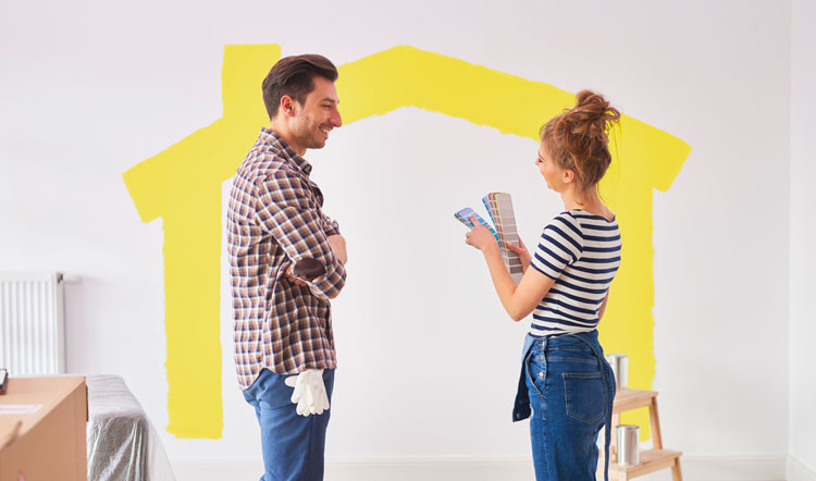 Pareja calculando el costo de una remodelación