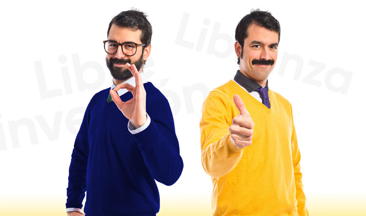 hombres explicando diferencias entre libranza y libre inversion